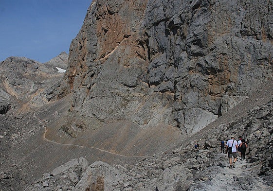 Grupo de senderistas camino de Horcados Rojos, en el macizo Central de Picos de Europa