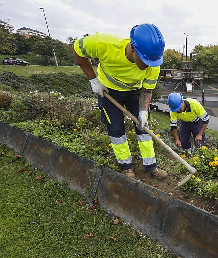 Imagen secundaria 2 - Arranca la rehabilitación del parque de Las Llamas con el cambio de las estructuras metálicas y de madera