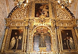 Los trabajos comenzaron con el retablo del interior de la sacristía para comprobar el estado del mural.