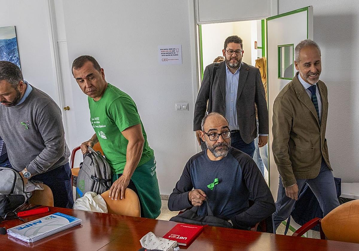 El consejero de Educación entrando a la mesa de diálogo, donde le esperan los representantes de la Junta de Personal Docente.