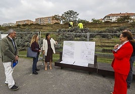 La alcaldesa de Santander, Gema Igual, esta mañana en el parque de Las Llamas.