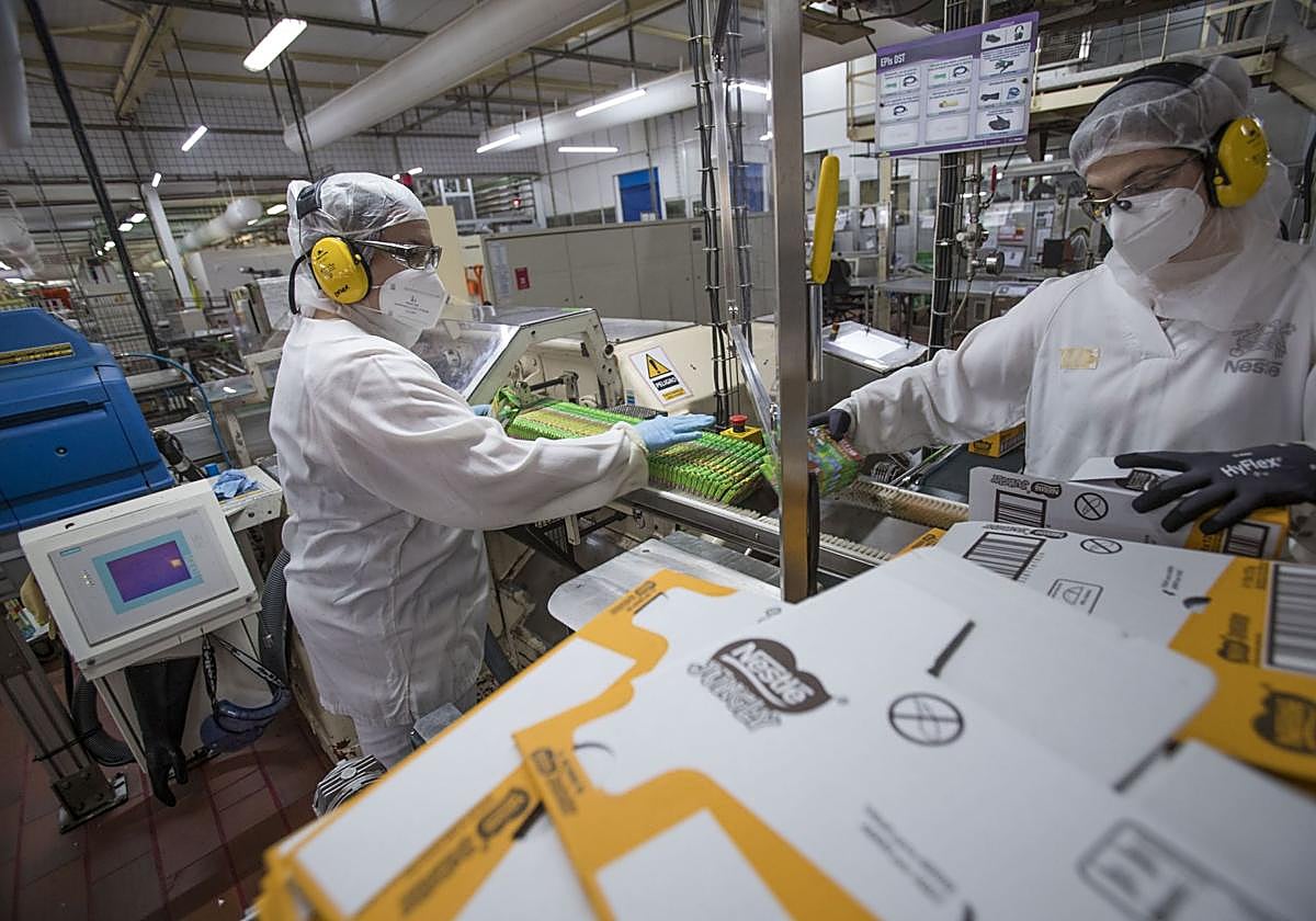 Dos operarias en la planta de Nestlé de La Penilla de Cayón.