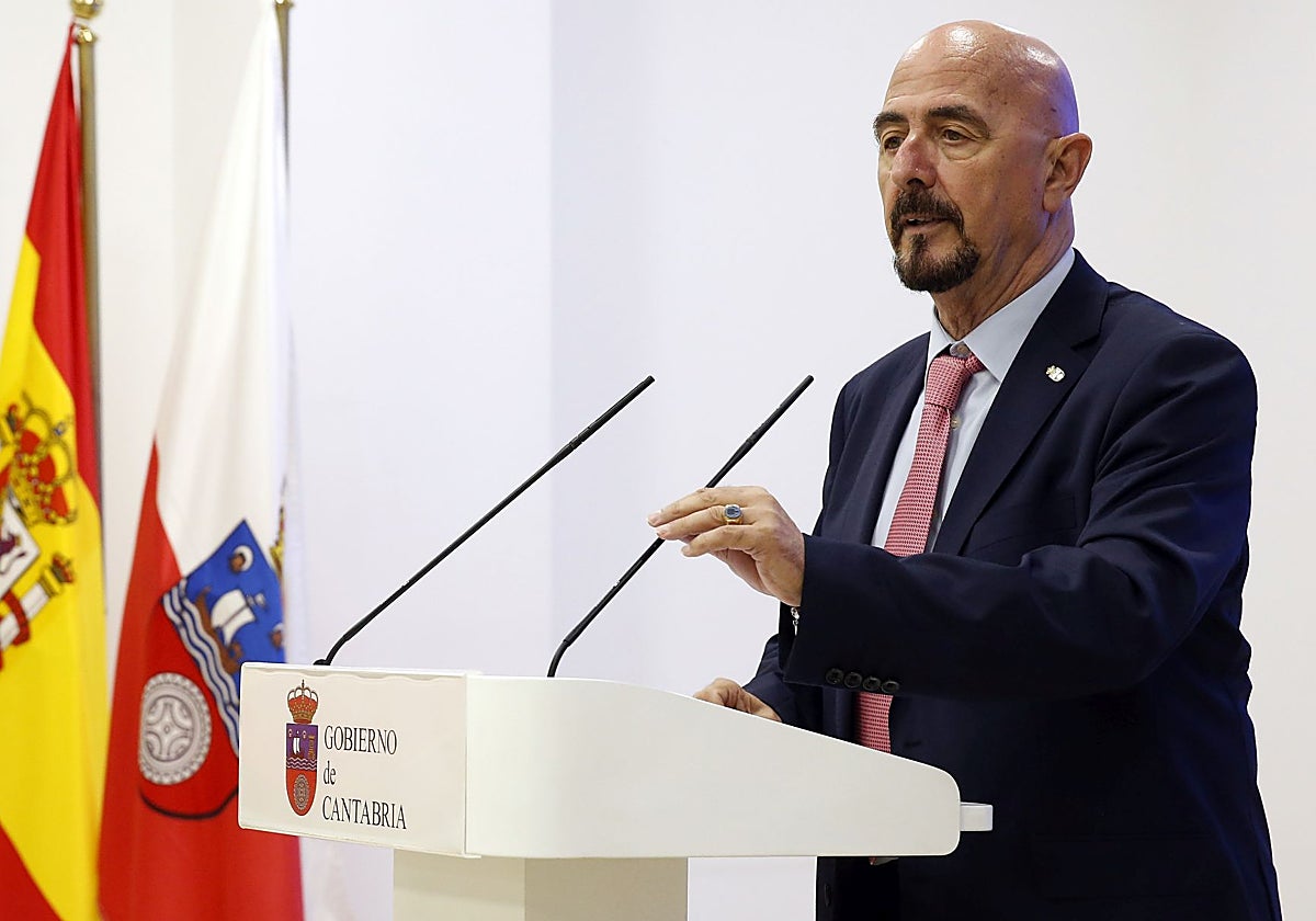 El consejero de Salud, César Pascual, en rueda de prensa.