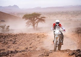 El piloto del equipo Old Friends Rally Team superó un gran susto al inicio de la etapa para completar la jornada sin más contratiempos.