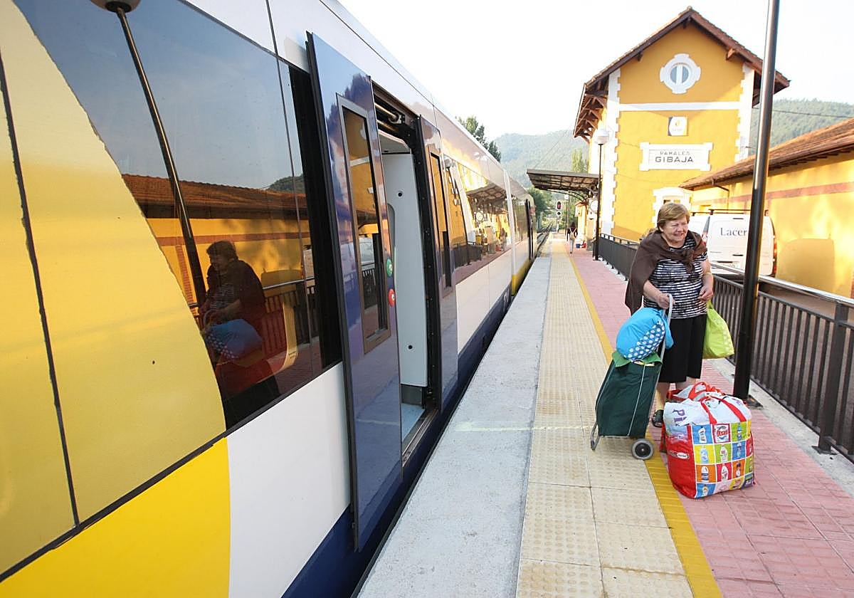 Una usuaria se baja del tren actual que discurre hasta Bilbao, en el apeadero de Gibaja.