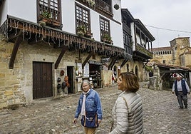 Las luces ya se están instalando en los edificios de la villa.