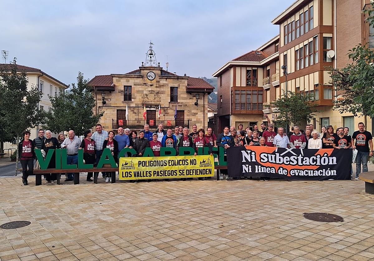 Alcaldes y vecinos posando frente al Ayuntamiento de Villacarriedo antes de la celebración de la asamblea de la mancomunidad pasiega.