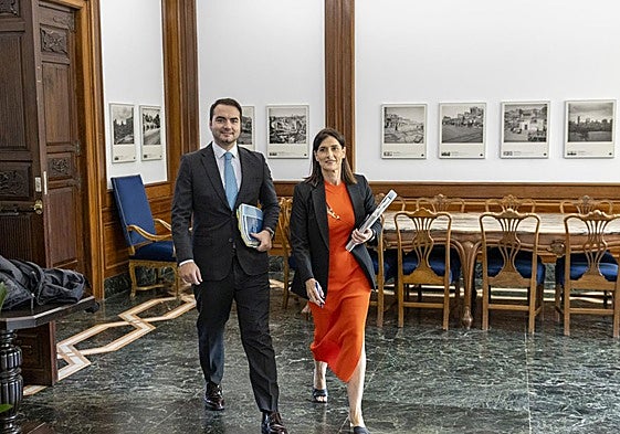 La alcaldesa de Santander, Gema Igual, acompañada por el concejal de Economía, Javier García, este viernes, a su llegada a la rueda de prensa para presentar el borrador del Presupuesto para 2026.