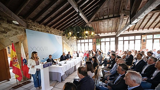 Buruaga pide ayuda a los alcaldes para aprobar el Presupuesto y «no embargar el futuro municipal»
