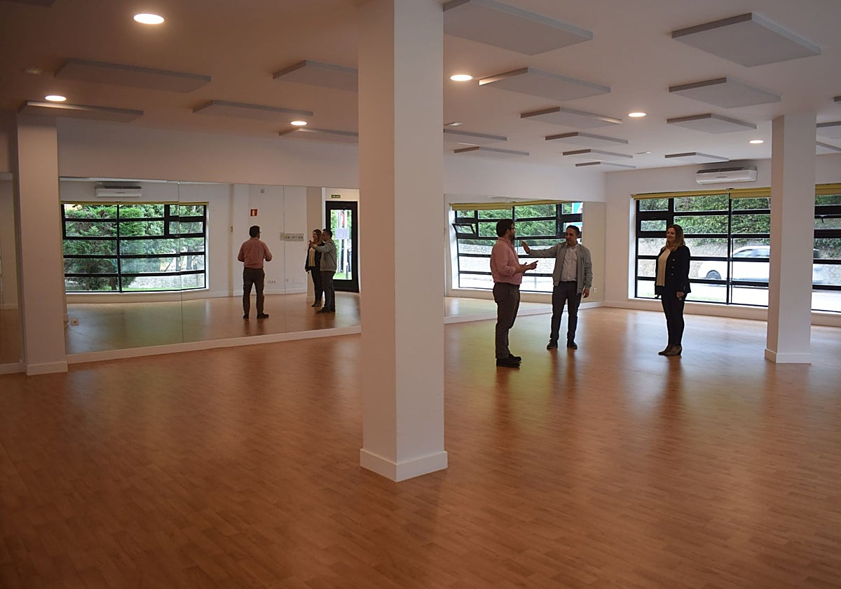 El alcalde visita el local recién reformado acompañado de varios concejales.