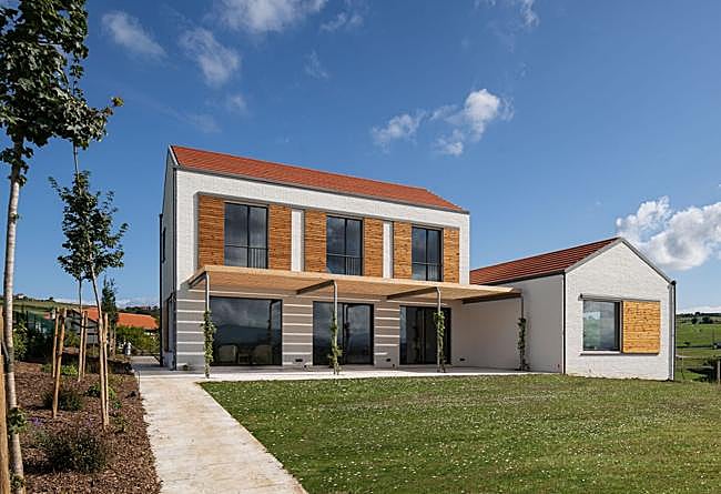 'Casa en Puente Avíos'. Una arquitectura que, «sin ser estrictamente vernácula, dialoga con lo local desde una estética contenida pero refinada, cuya riqueza se percibe plenamente solo en la experiencia cercana».