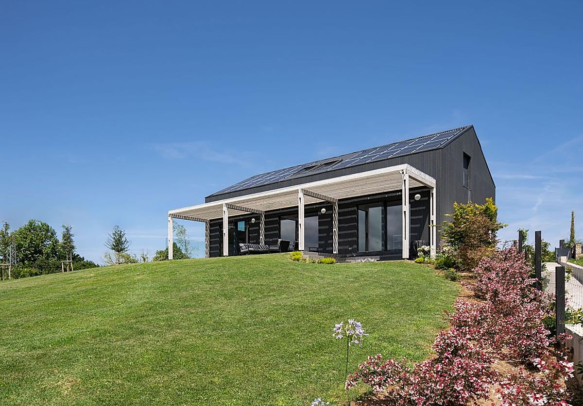 'Casa de madera en Ongayo'. El jurado valora el modo en que el estudio reinterpreta la idea de cabaña desde una perspectiva más abstracta y universal, proponiendo un volumen compacto y oscuro.