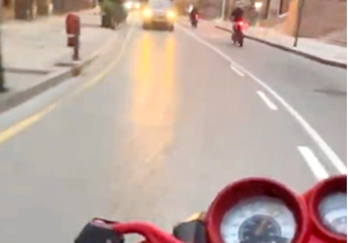 Imagen compartida por la Guardia Civil de una de las grabaciones investigadas de estas carreras, en pleno centro de Torrelavega.