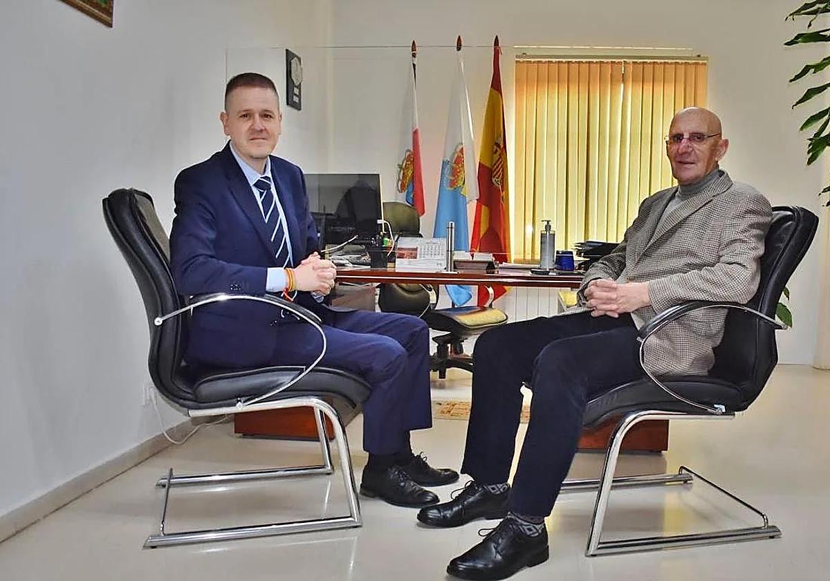 El alcalde José Antonio Cobo (izquierda) el día que González Linares (derecha) le señaló como su delfín.