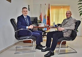 El alcalde José Antonio Cobo (izquierda) el día que González Linares (derecha) le señaló como su delfín.