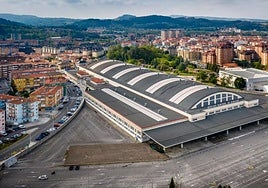 Vista aérea del Mercado Nacional de Ganados 'Jesús Collado Soto' de Torrelavega, entre Nueva Ciudad (izquierda) y El Zapatón (derecha).