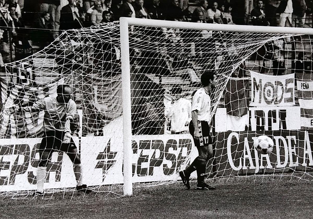 El meta del Sporting llama la atención de las redes de su portería tras el gol de Quique, ante Suances.