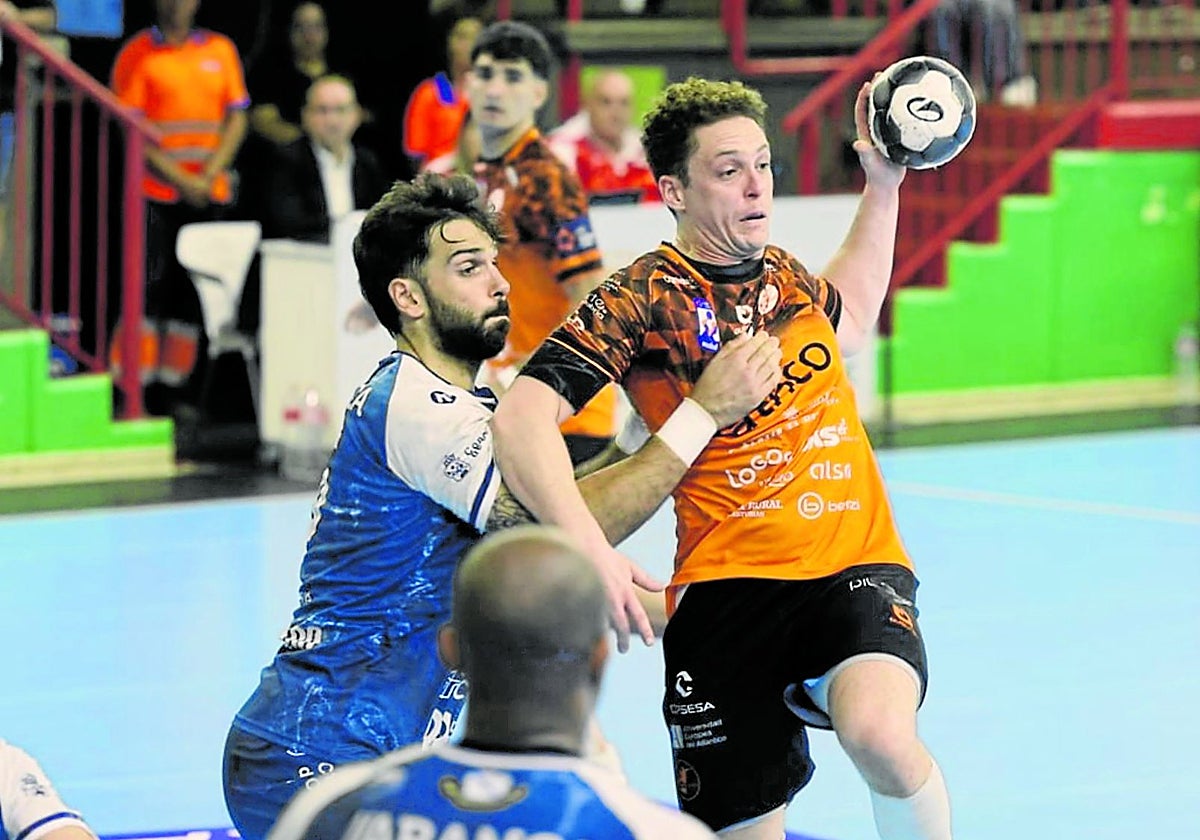 Oswaldo Maestro, lateral derecho del Bathco, busca el hueco en la defensa para hacer un pase