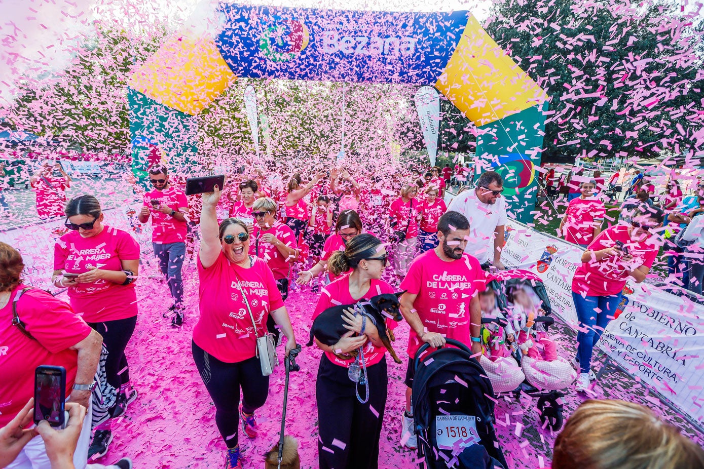 Los participantes  en la marcha contra el cáncer de mama en Bezana nada más producirse la emocionante salida.