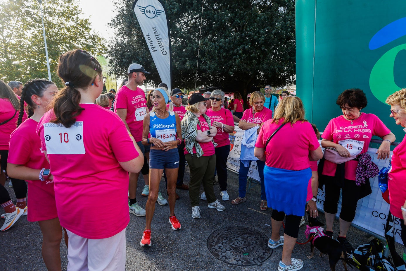 Participantes de todas las edades se preparan en los minutos previos a la salida.