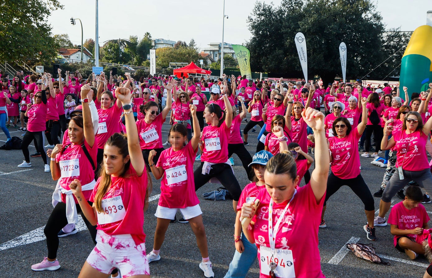 Antes de iniciar la marcha solidaria, había que calentar bailando.