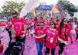 Participantes en la marcha contra el cáncer en Bezana nada más cruzar la línea de salida.