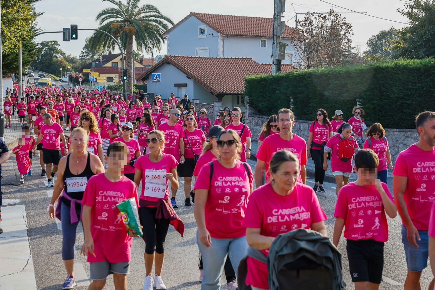 El centro del municipio es ocupado por cientos de personas que visibilizan la lucha contra el cáncer de mama.