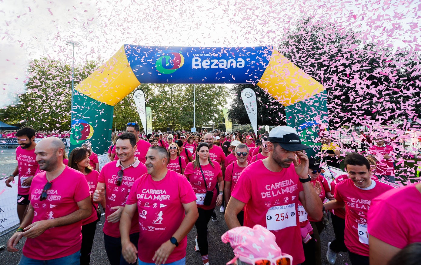 La marea rosa inicia el recorrido por las calles de Bezana.