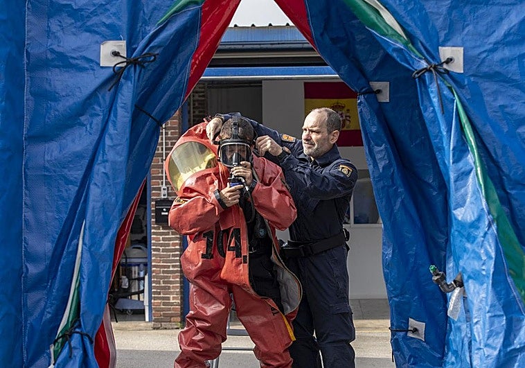 Un agente del Tedax-NRBQ realiza prácticas con el traje utilizado para trabajar en situaciones de riesgo biológico y químico.