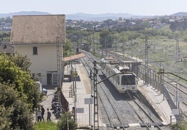 Un tren se detiene en la estación santanderina de Nueva Montaña.