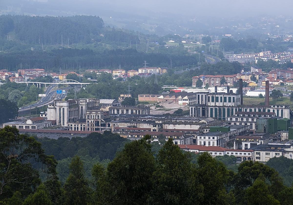 Vista aérea de Sniace, el pasado mayo, con la estructura de los antiguos edificios industriales.