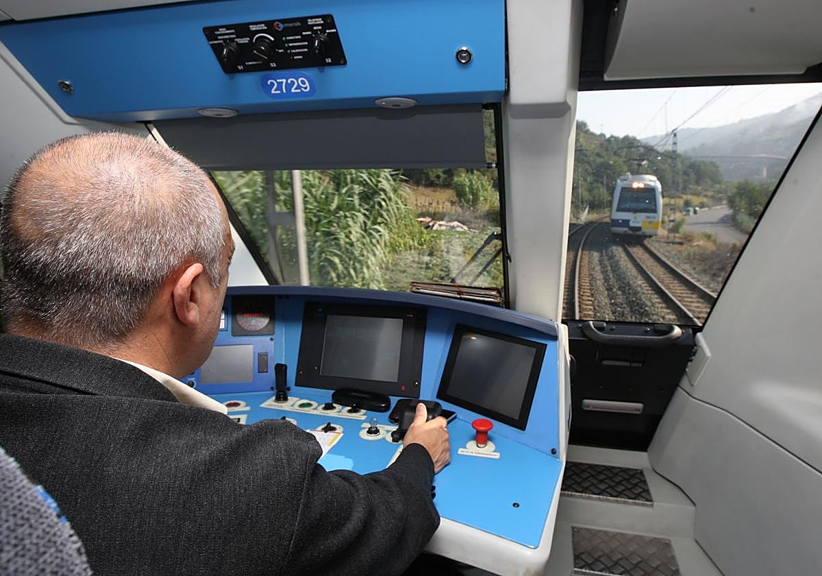 Imagen de archivo de un maquinista de tren en la línea que transcurre entre Santander y Bilbao.
