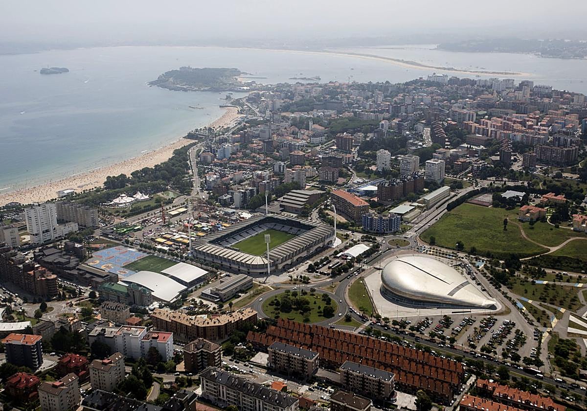 Vista aérea del Sardinero, el espacio que comprende todo el terreno que va desde La Magdalena hasta Mataleñas.