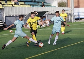 Gómez y Hugo luchan por el balón con Cobo, del Bezana.