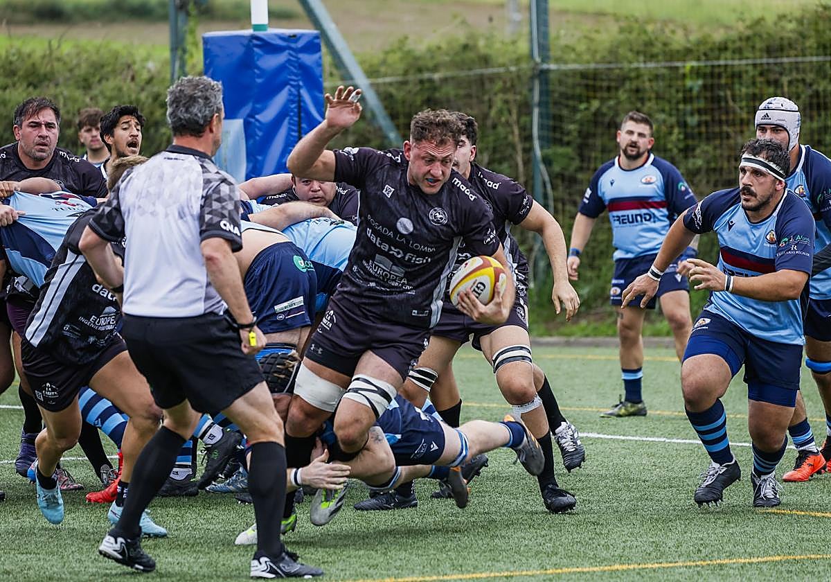 Gastón Moreno, el capitán del Cormorán, lleva el balón en el partido ante el Aranda.