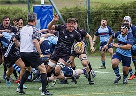 Gastón Moreno, el capitán del Cormorán, lleva el balón en el partido ante el Aranda.