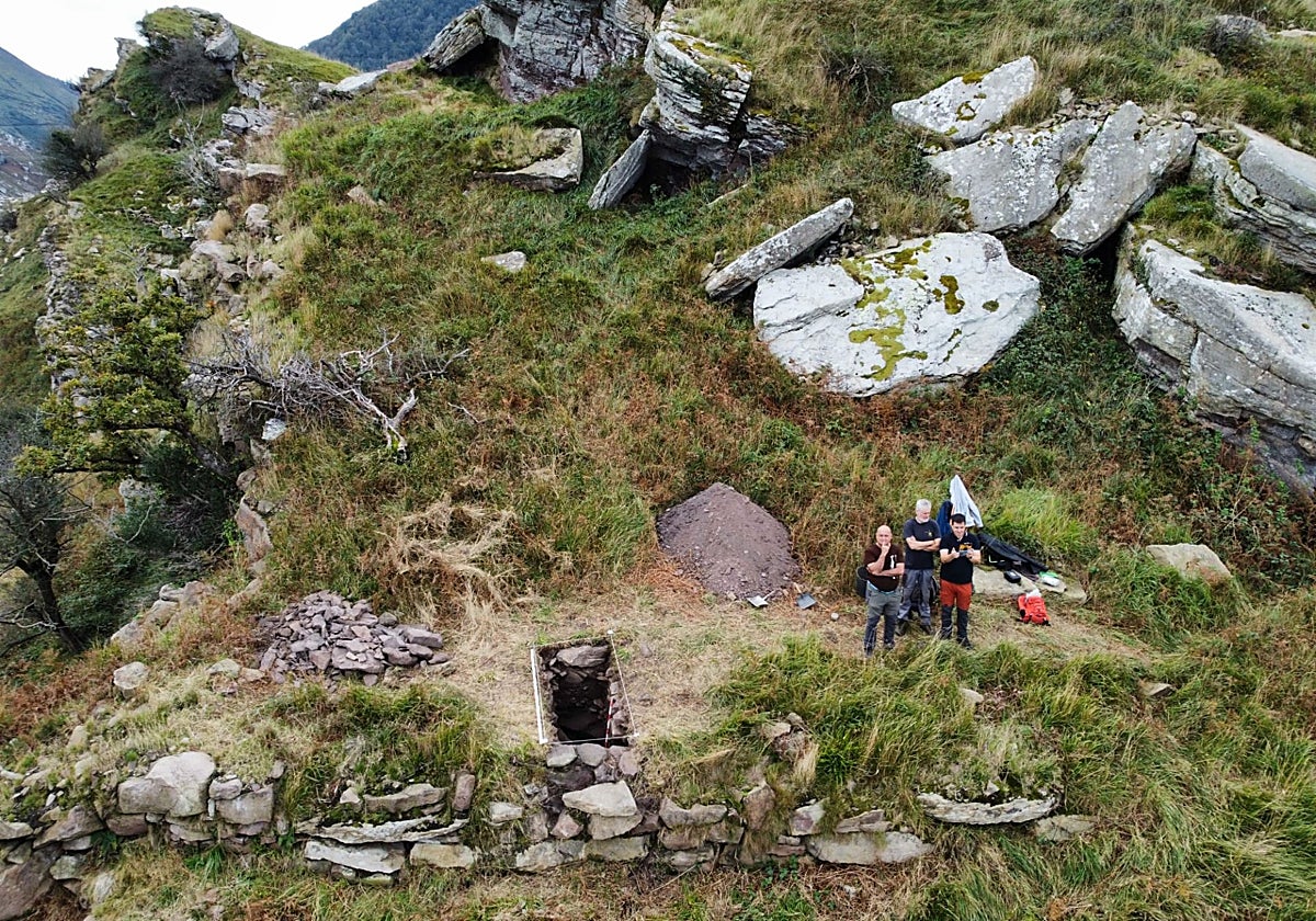 Los arqueólogos, en el lugar que ocupó el castillo de los Picones.