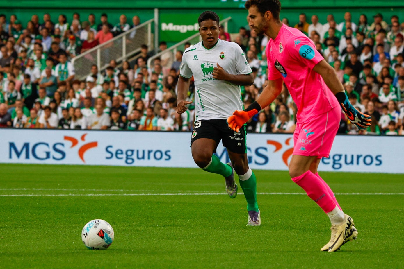 Jeremy corre a presionar a Germán.