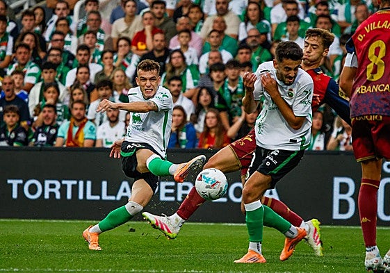 Vicente dispara a puerta.