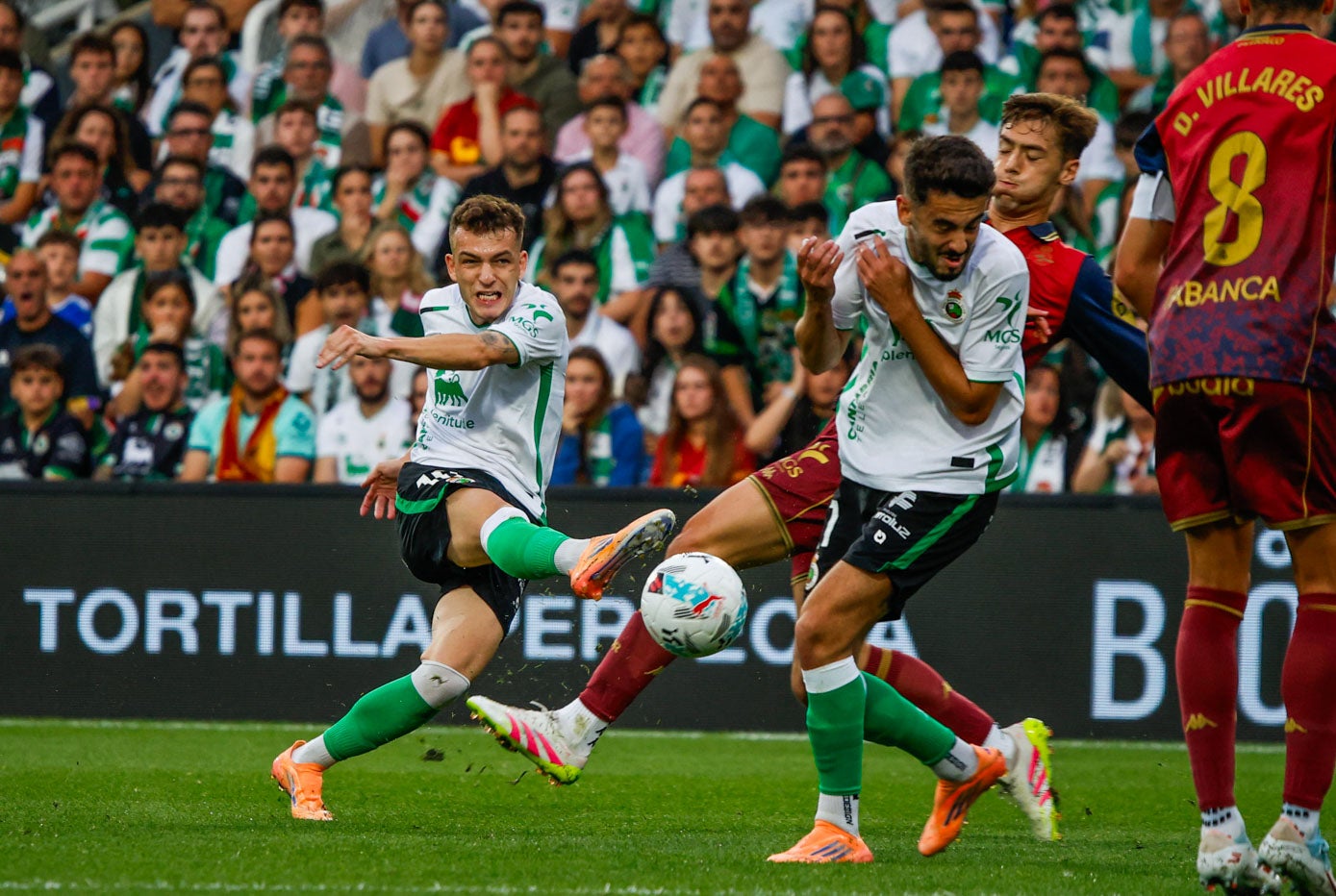 Vicente dispara a puerta.