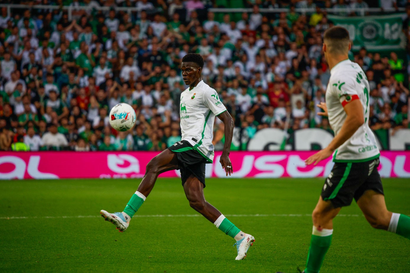 Maguette controla el balón.