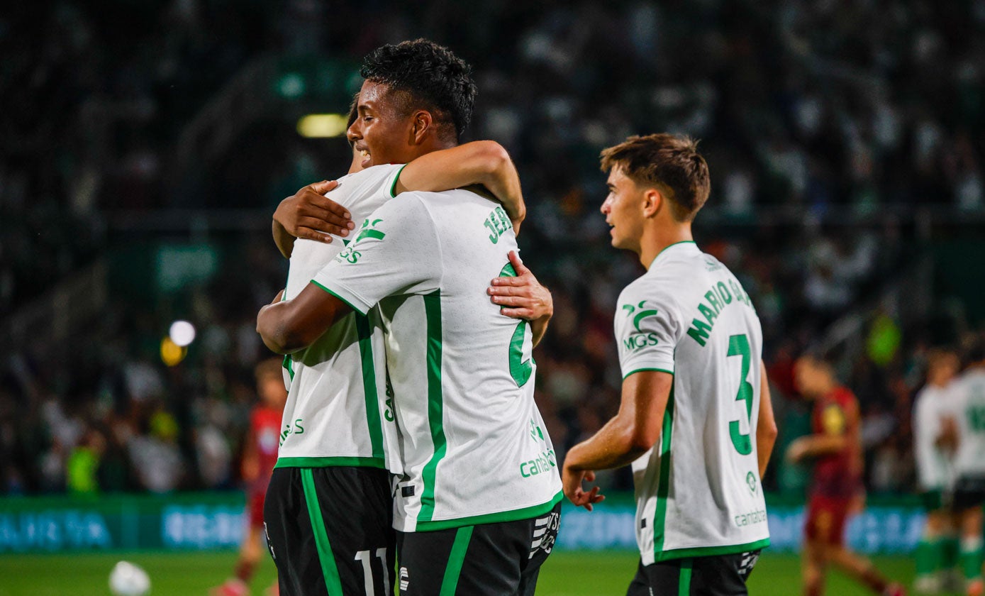 Jeremy es felicitado tras el gol que dio el triunfo.