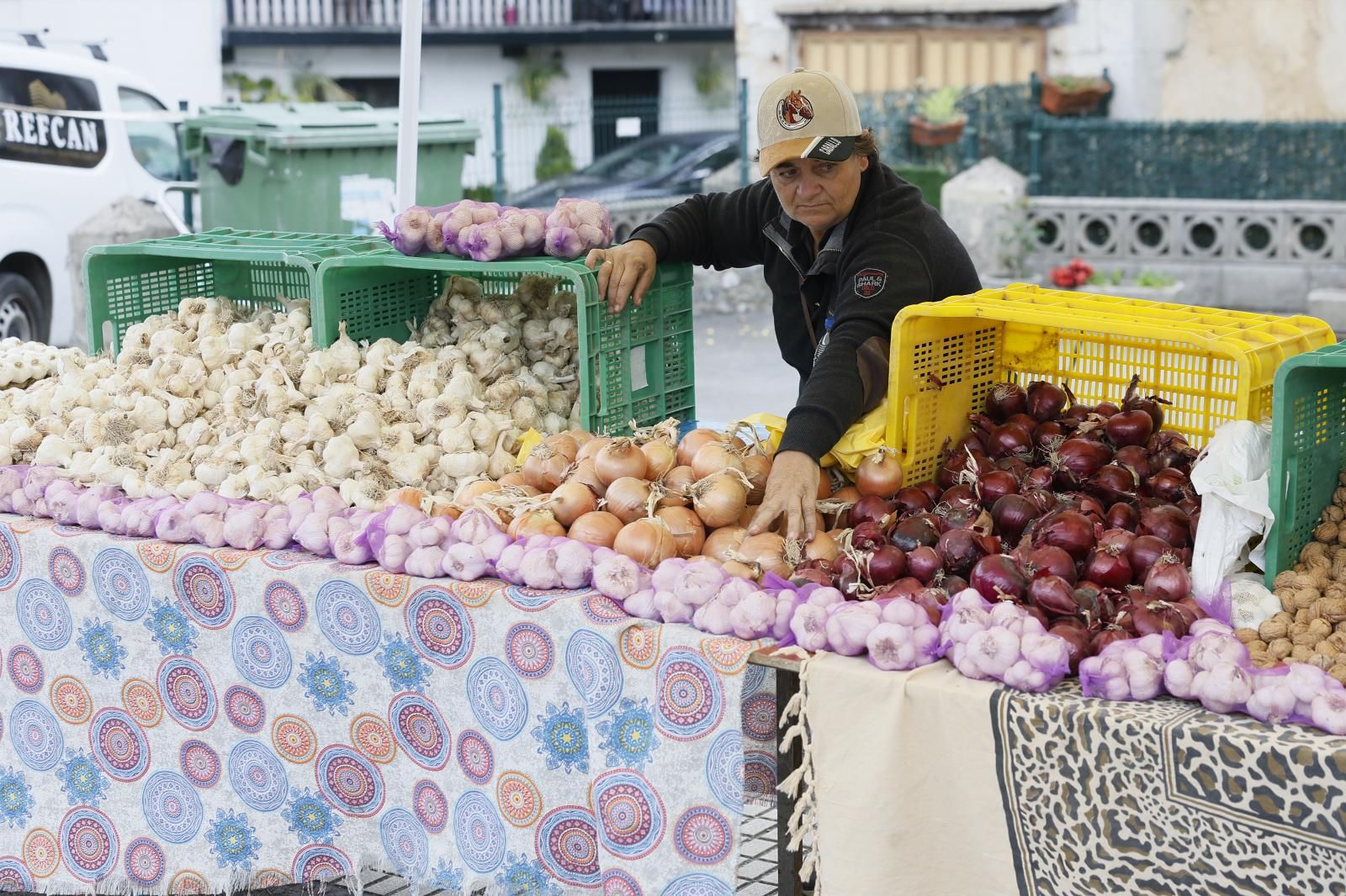Una vendedora en su puesto de ajos y cebollas en la feria