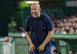 José Alberto vive el partido al límite desde la banda