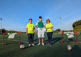 Charo Rubio y Chelo González Lacalle, de Buscando Sonrisas, junto a Chuchi Bahillo, presidente de la Peña.