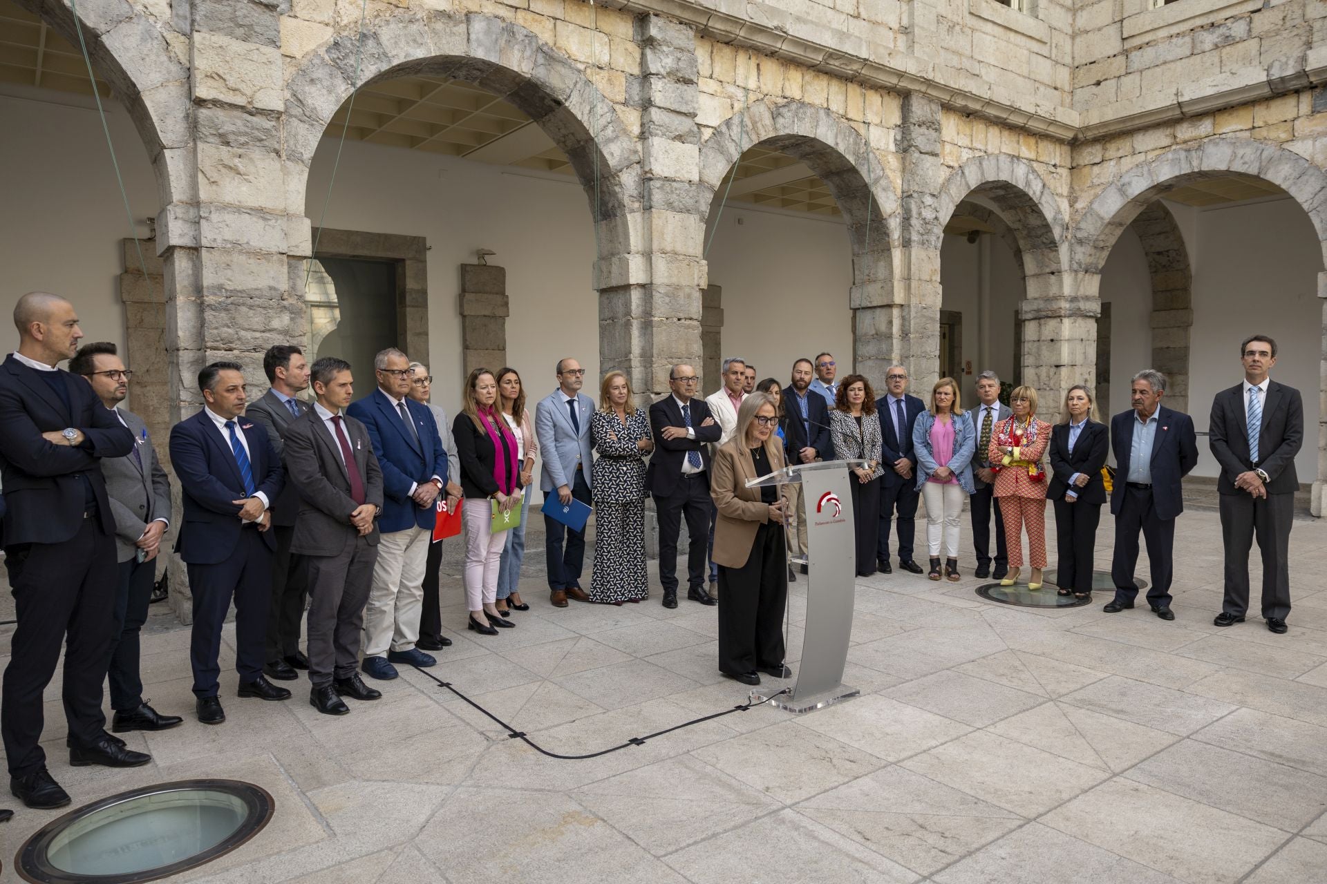 María Antonia Gimón interviene frente a los representantes políticos, en el Parlamento.