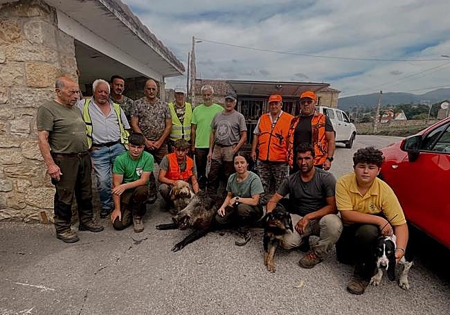 Miembros del coto de Villasevil de Toranzo, con un jabalí abatido en una de las primeras cacerías de la temporada