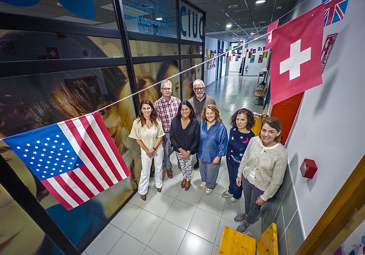 Joanne Bills, Simon de Vere, Angela Tripathy, Raúl López Aguirre, Silvia Gandini y María Ángeles Muñiz, en las instalaciones del Centro de Idiomas de la UC (CIUC), en el campus de Las Llamas.