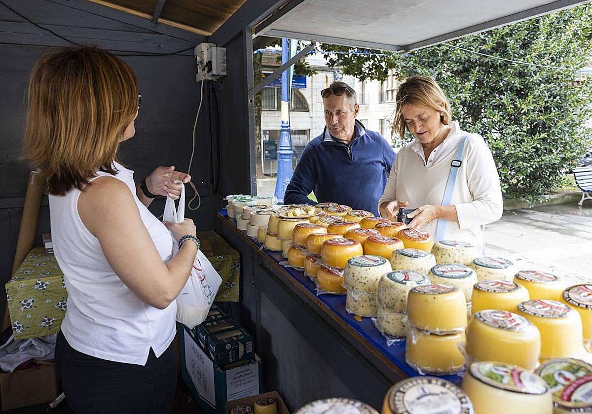 Imagen de archivo de una feria de quesos en Santander