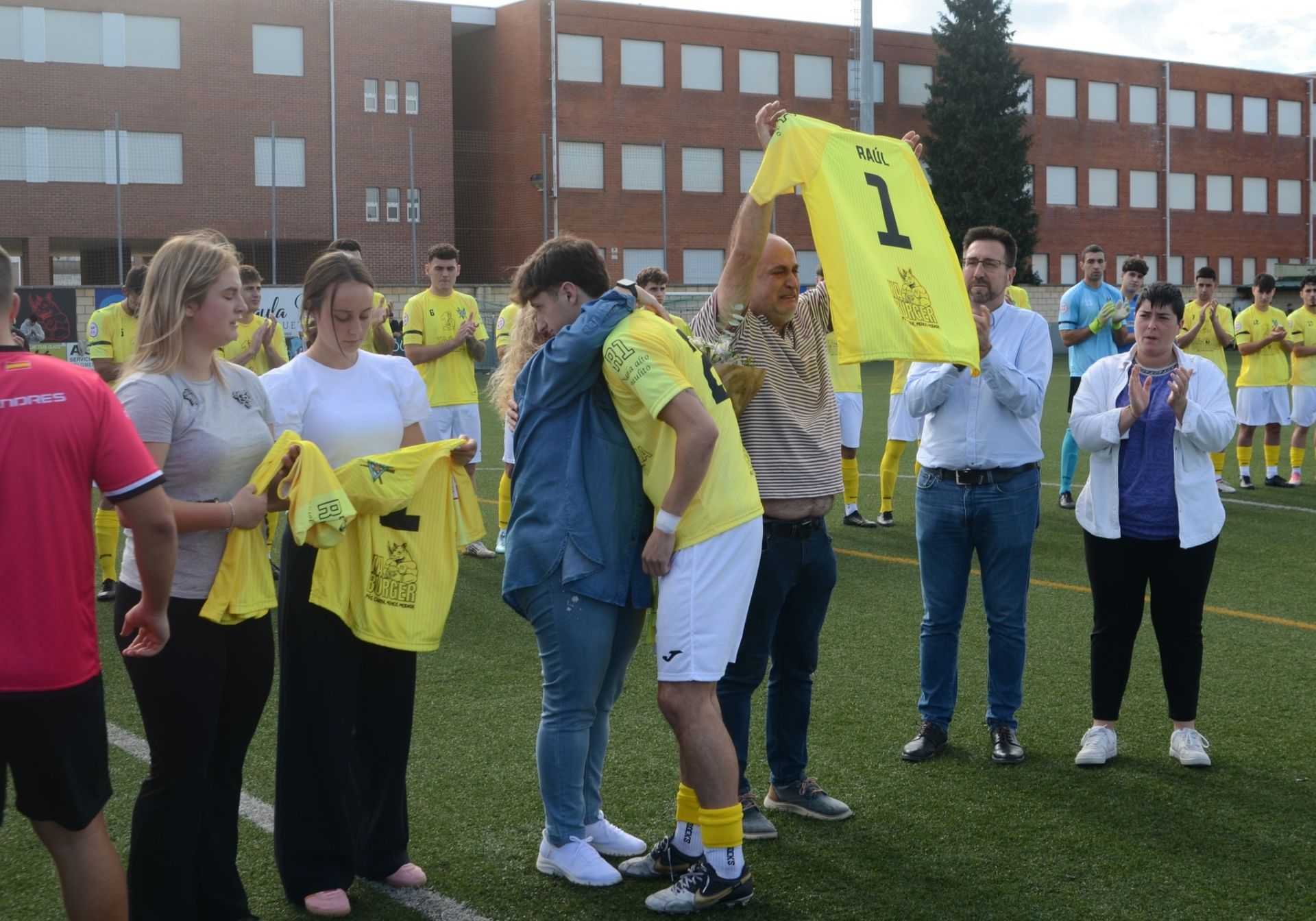 El Colindres homenajea a Raúl Ramírez